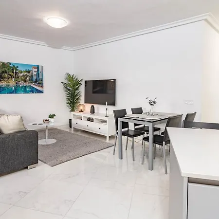Modern 3 Bedroom In With A Heated Pool Close To Puerto Banus
