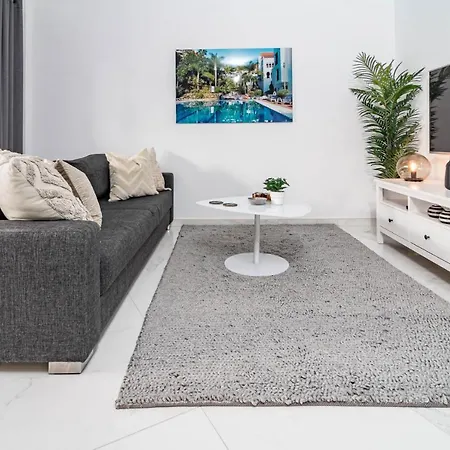 Modern 3 Bedroom In With A Heated Pool Close To Puerto Banus
