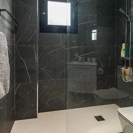 Modern 3 Bedroom In With A Heated Pool Close To Puerto Banus